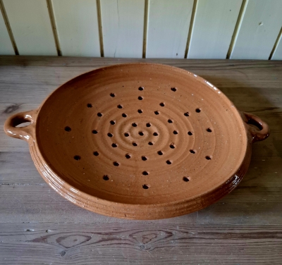 Diameter ongeveer 29 cm, hoog 4,5 cm.