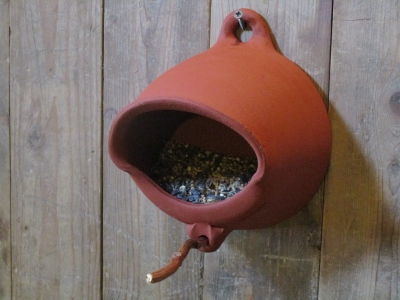 De voederpot in steenrode  kleur.