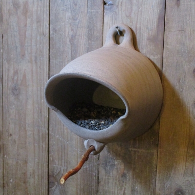 De voederpot in grijze kleur.