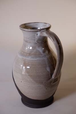 kruik, ongeveer 20 cm hoog.