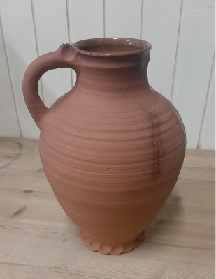 Kruik, hoog 35 cm, doorsnede 21 cm. 