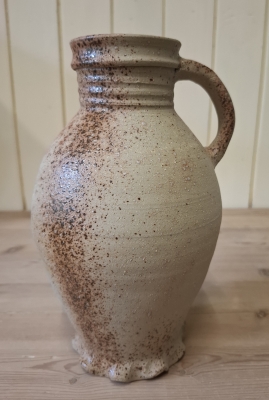 Hoog ongeveer 24 cm, doorsnede 14 cm 
