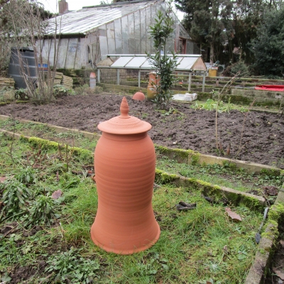 De bleekpot hoog ongeveer 60 cm en de prijs is 95,00euro.