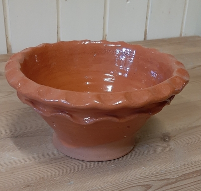 kom, hoog ongeveer 6,50 cm, doorsnede ongeveer 15 cm.