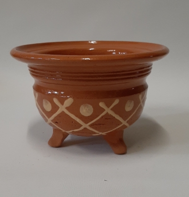 Kom op 3 voeten, hoog ongeveer 11 cm, doorsnede ongeveer 16,5 cm. 