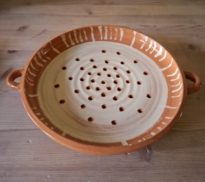 Hoog  ongeveer 6 cm, diameter ongeveer 28,5 cm. 