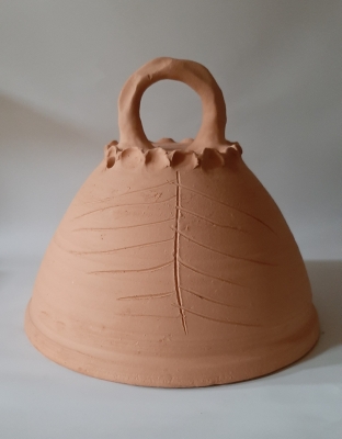 Vuurklok hoog ongeveer 34 cm, doorsnede 37.cm.