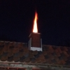 Als een aardige temperatuur, de vlam komt boven de schoorsteen uit.